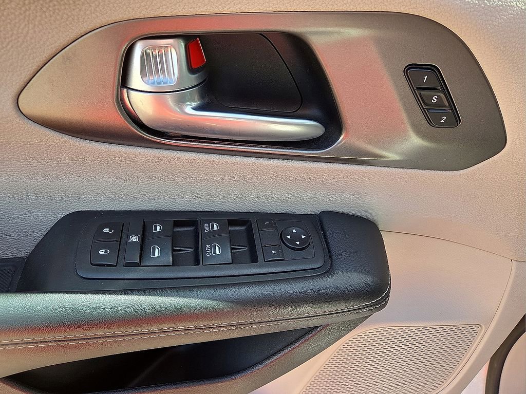 Used 2024 Chrysler Pacifica Touring-L image 21