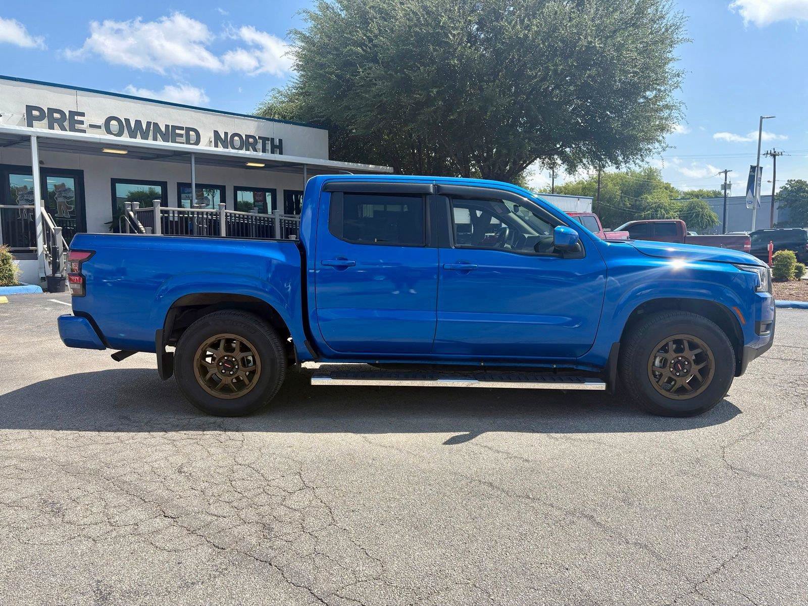 Used 2025 Nissan Frontier SV RWD image 2