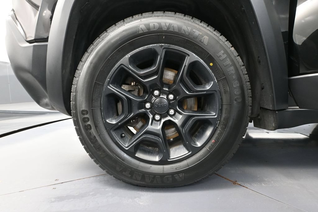 Used 2019 Jeep Cherokee Trailhawk w/ Cold Weather Group AWD/4WD image 17