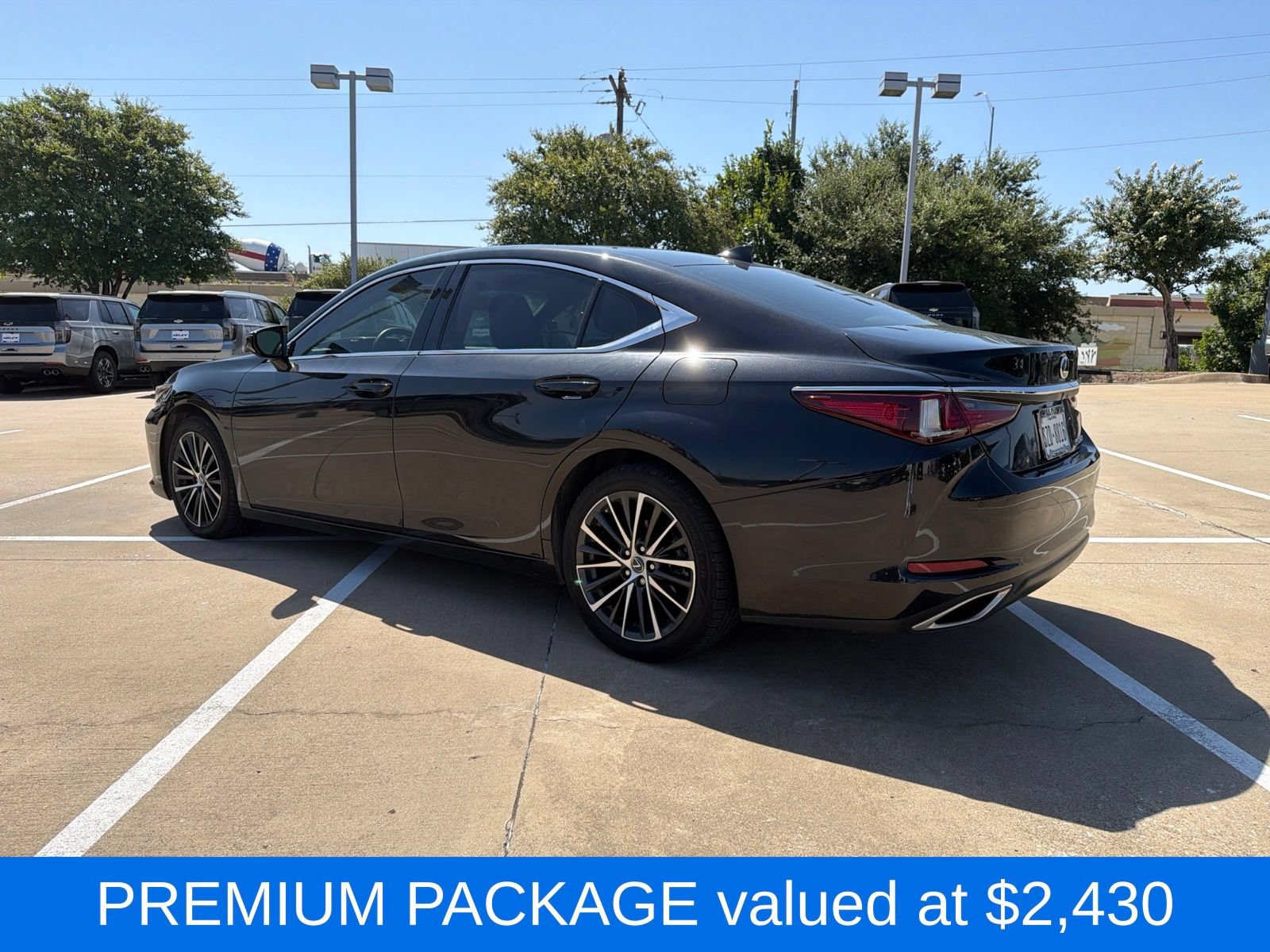 Used 2023 Lexus ES 350 w/ Premium Package FWD image 3
