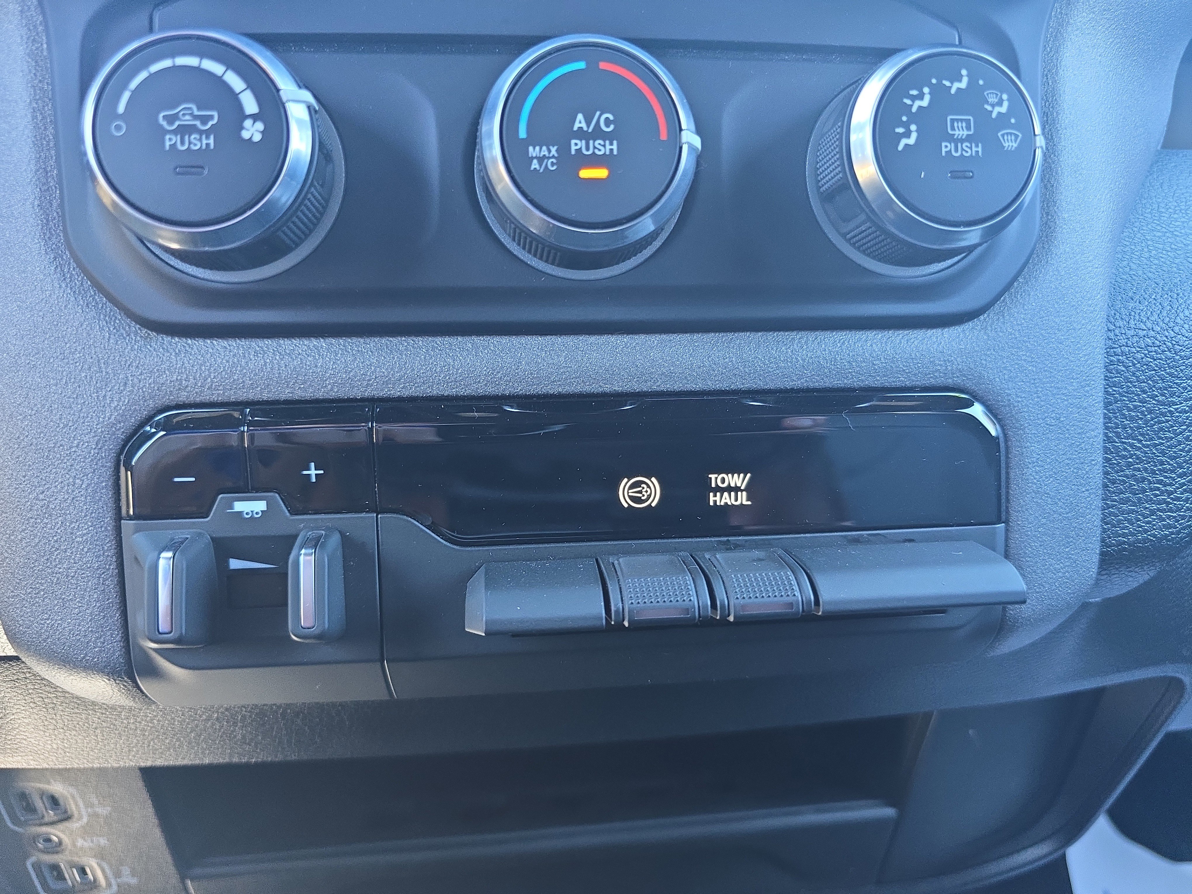 Used 2024 RAM 3500 Tradesman w/ Chrome Appearance Group AWD/4WD image 29