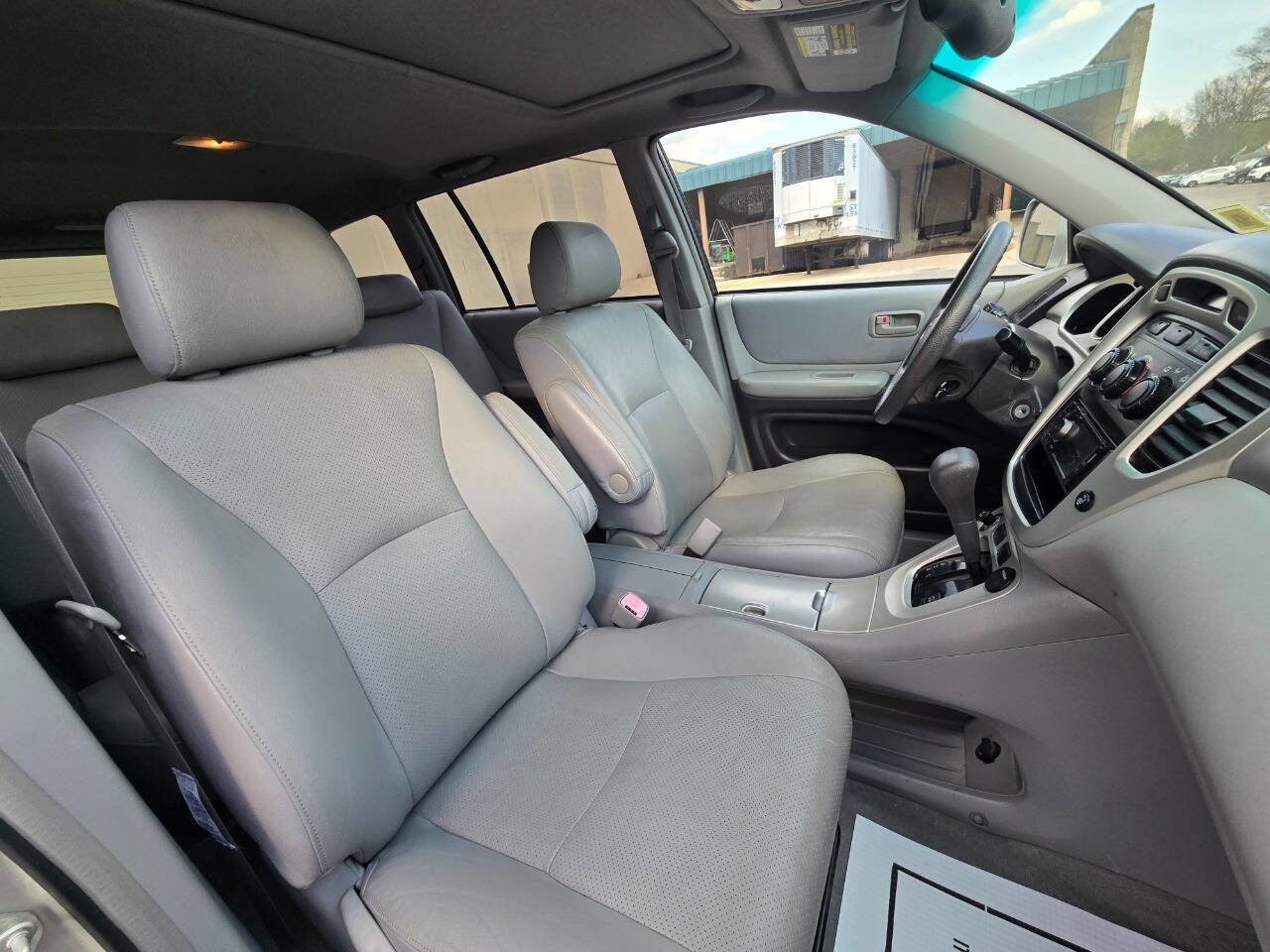 Used 2005 Toyota Highlander 2WD V6 w/ 3rd Row image 27