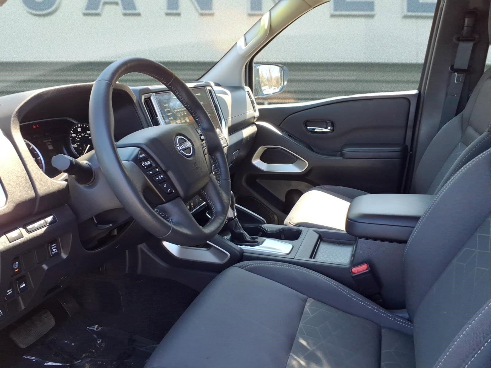 Used 2025 Nissan Frontier SV w/ SV Convenience Package image 14