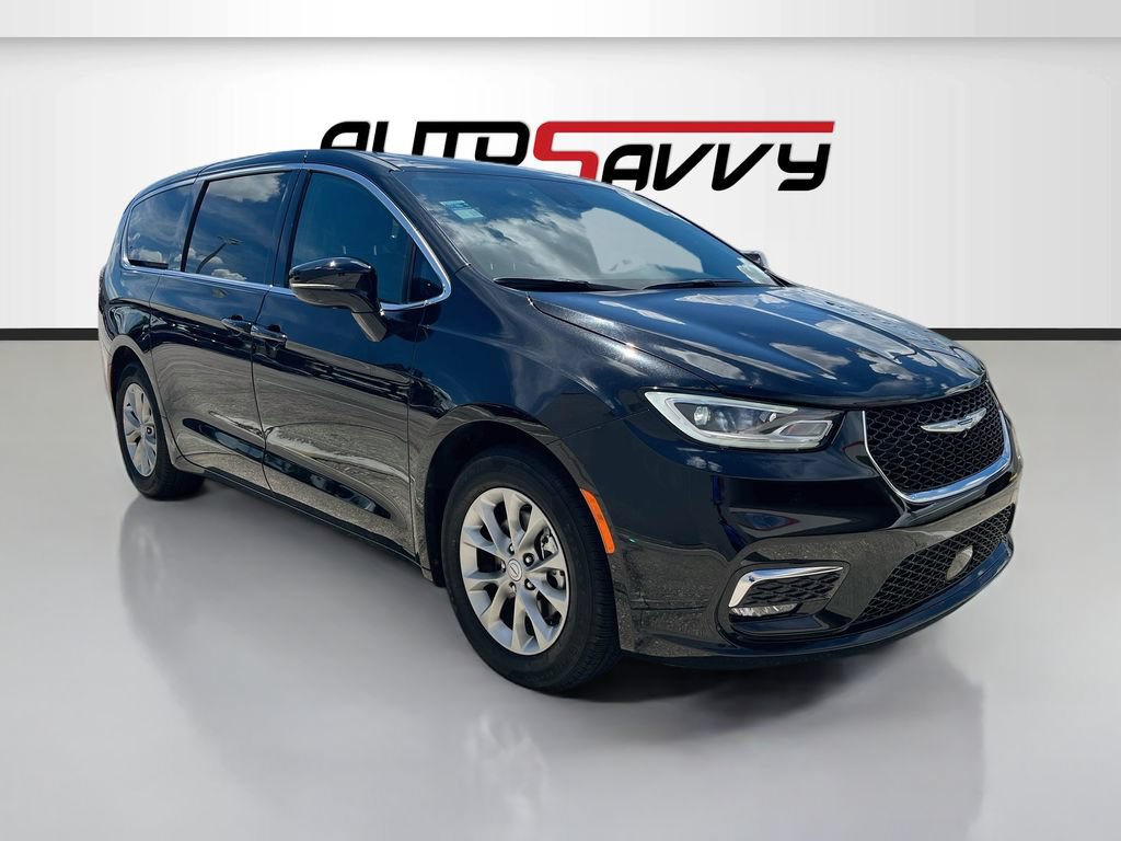 Used 2026 Chrysler Pacifica Limited FWD image 1