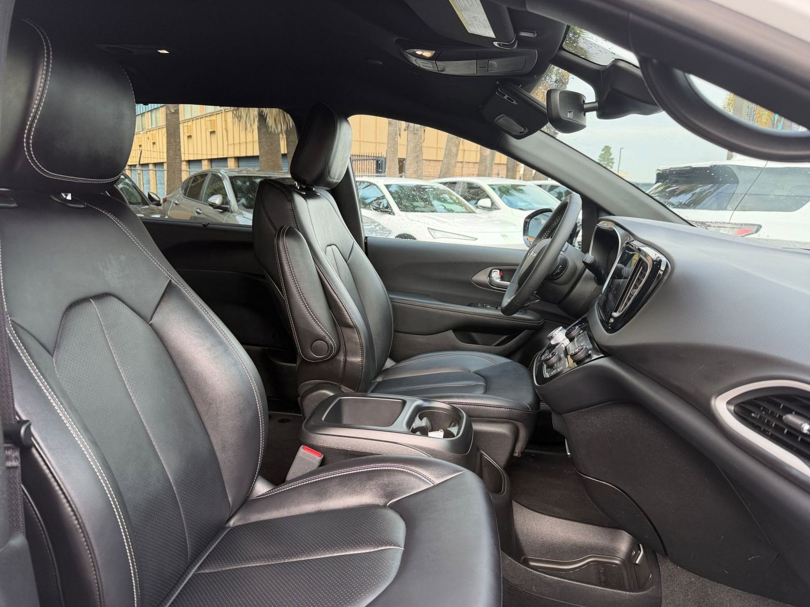 Used 2025 Chrysler Pacifica Select image 39