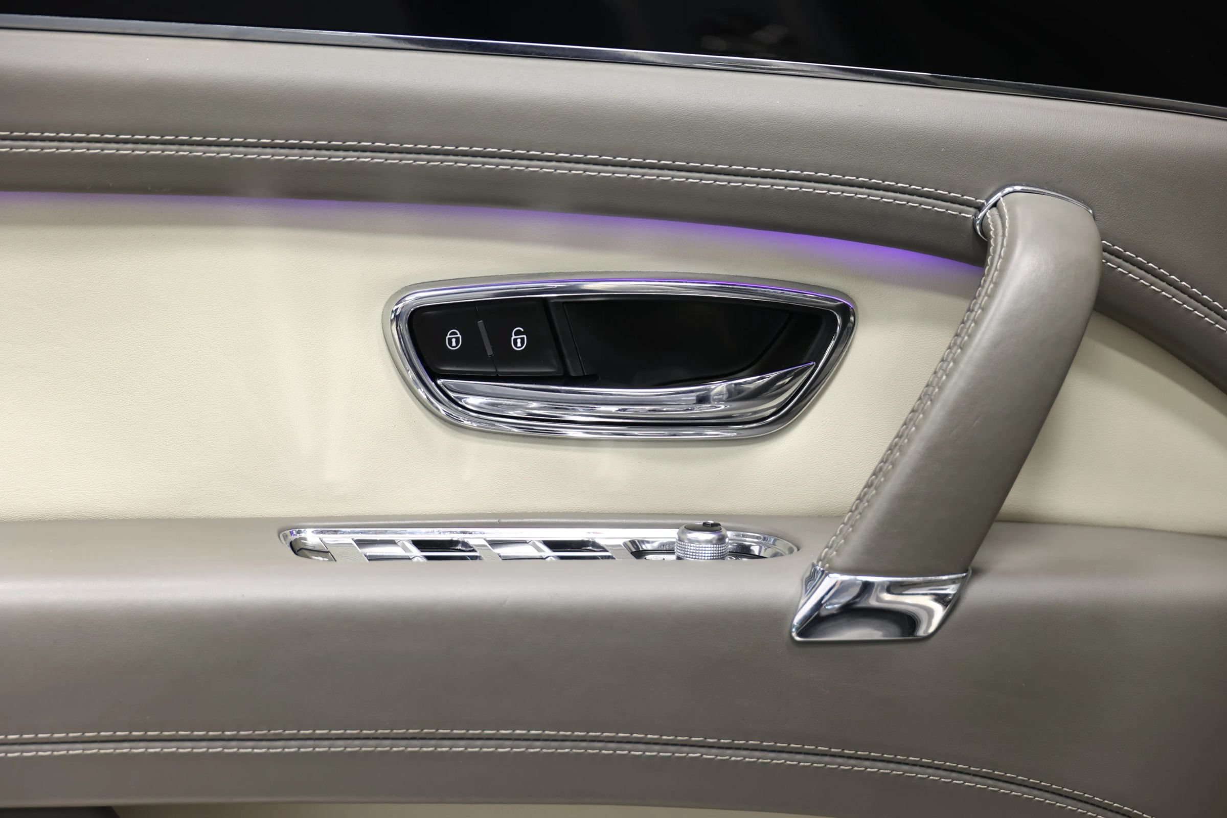 Used 2018 Bentley Bentayga Onyx Edition AWD/4WD image 12