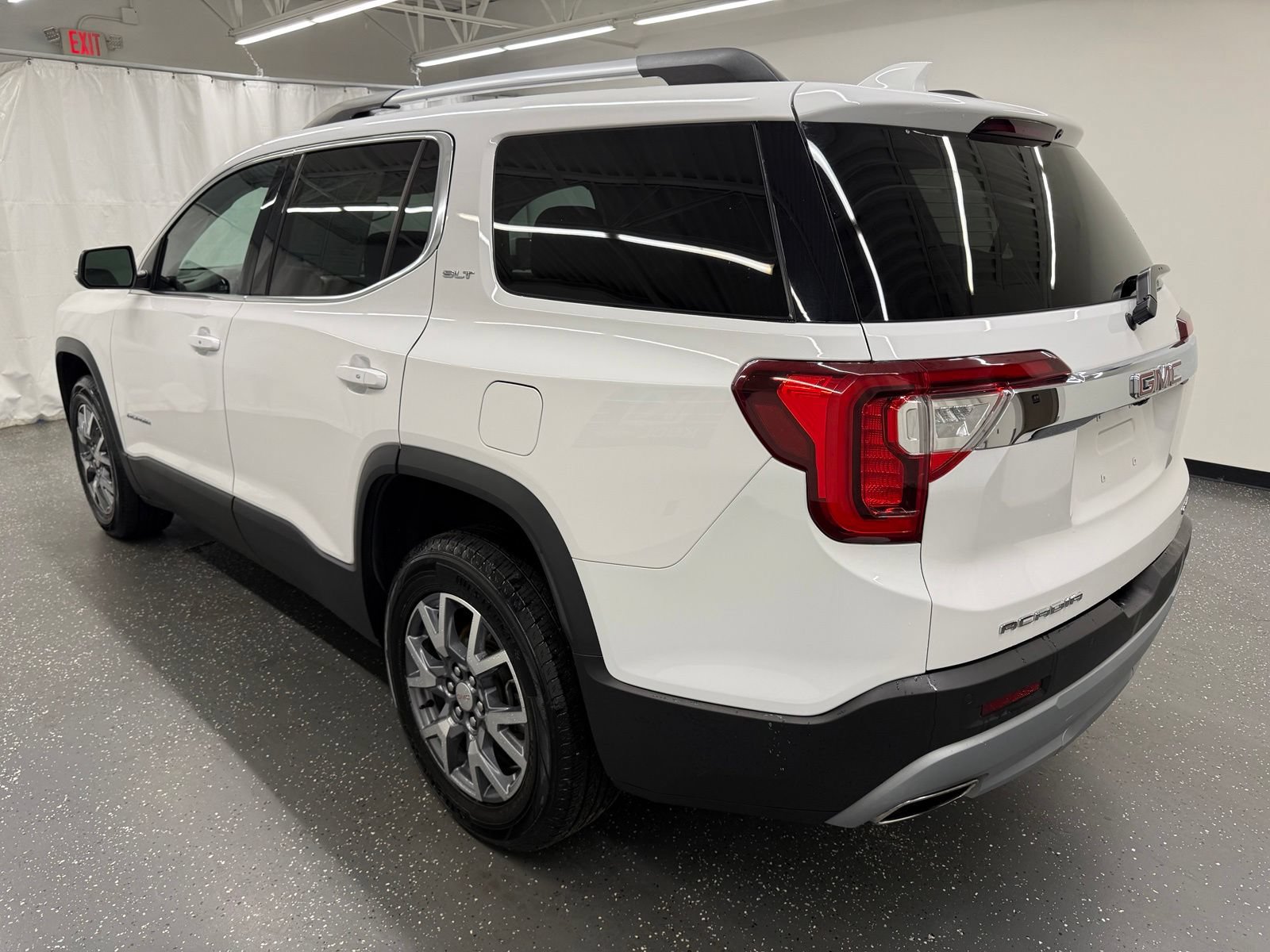 Used 2023 GMC Acadia SLT AWD/4WD image 3