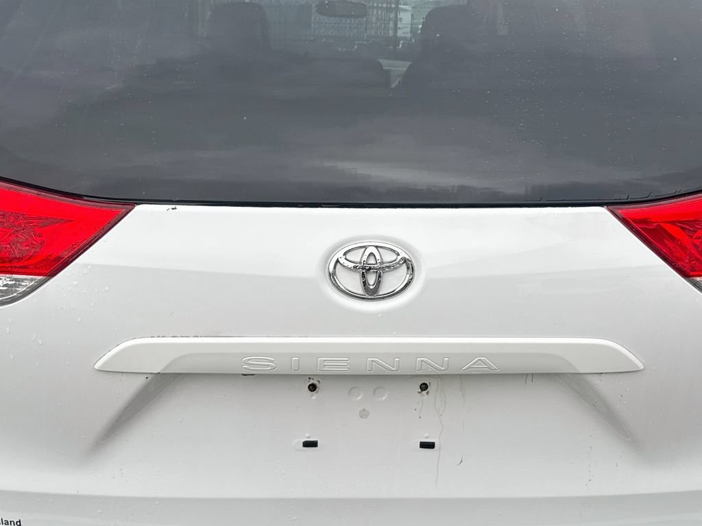 Used 2014 Toyota Sienna XLE FWD image 6