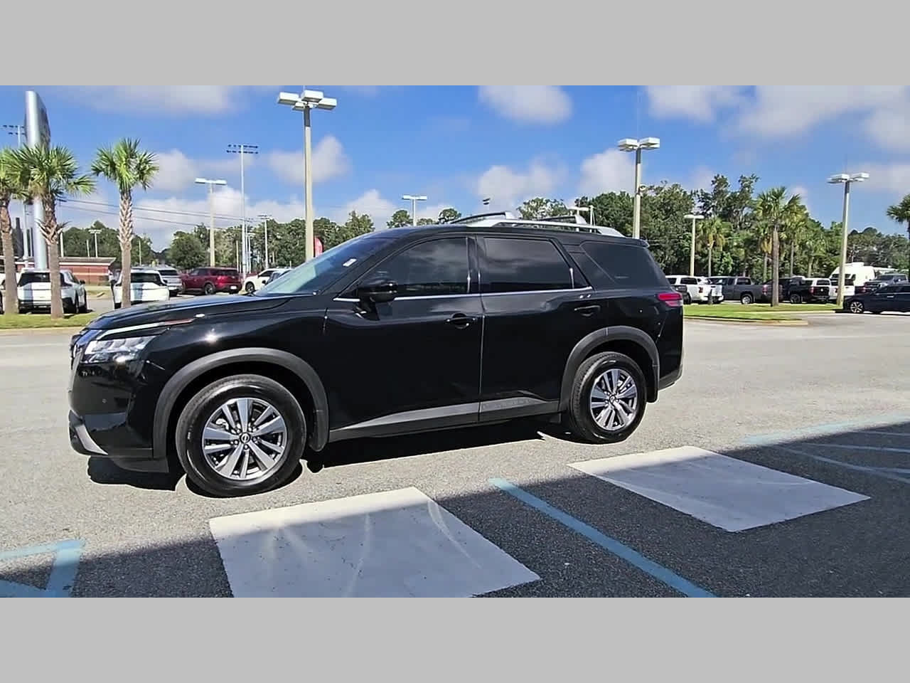Used 2023 Nissan Pathfinder SL AWD/4WD image 24