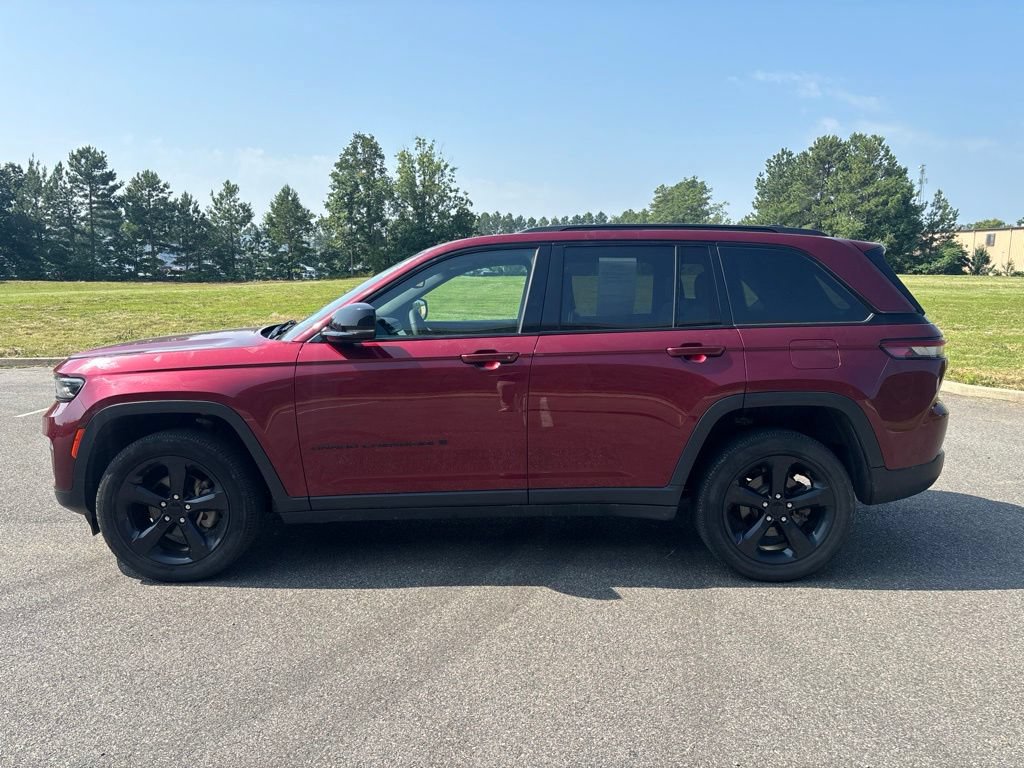 Used 2023 Jeep Grand Cherokee Altitude AWD/4WD image 4