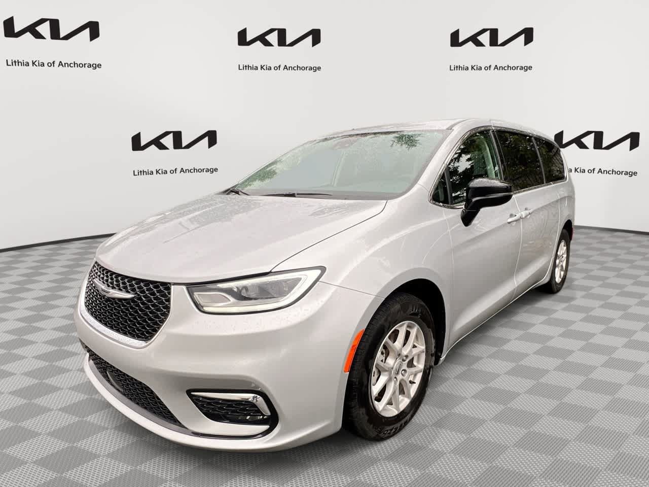 Used 2024 Chrysler Pacifica Touring-L
