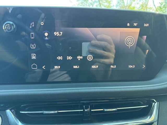 Used 2025 Buick Envista Sport Touring image 16