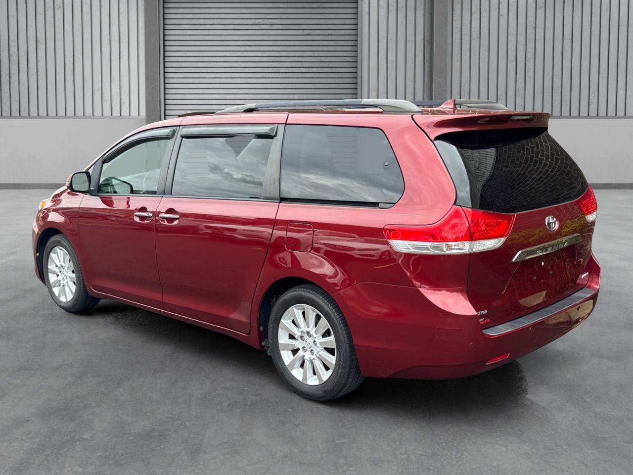 Used 2014 Toyota Sienna Limited w/ Limited Convenience Package FWD image 32
