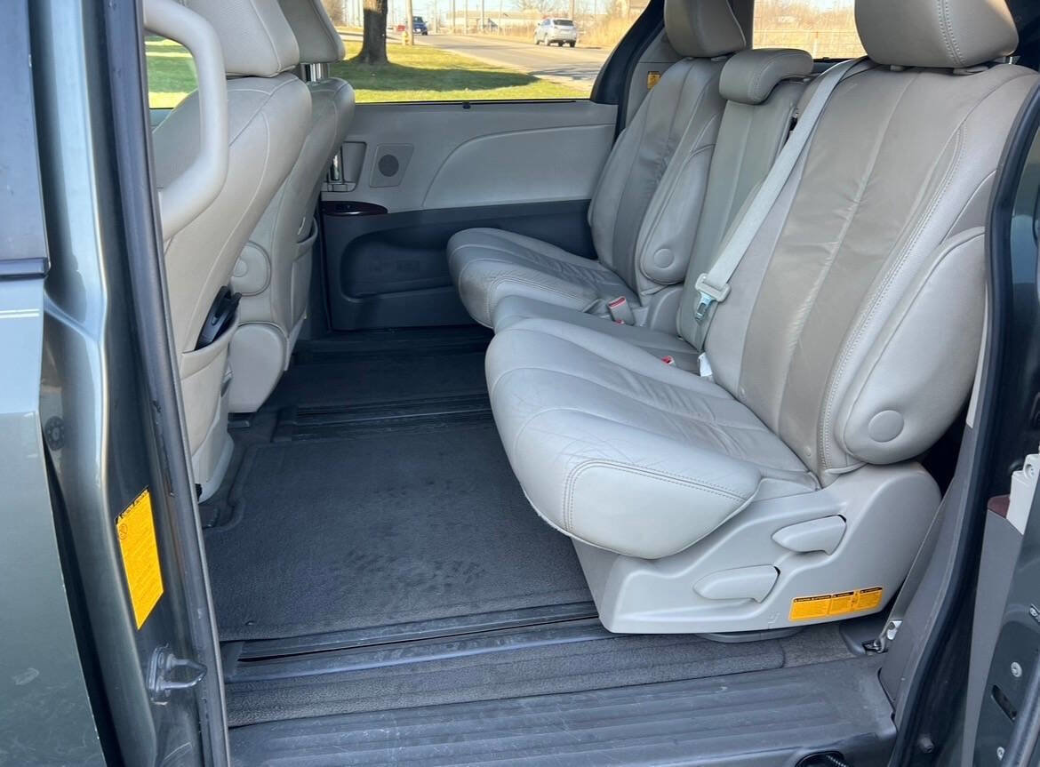 Used 2012 Toyota Sienna XLE w/ Premium Pkg FWD image 13