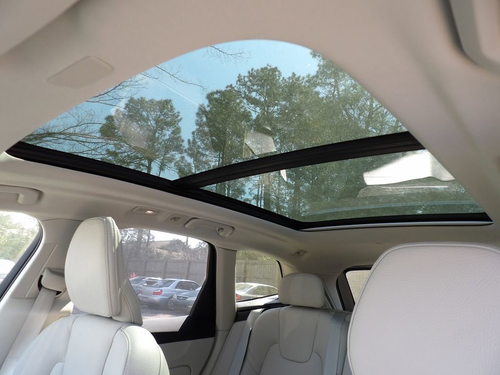 Certified 2025 Volvo XC60 B5 Plus w/ Protection Package Premier image 16