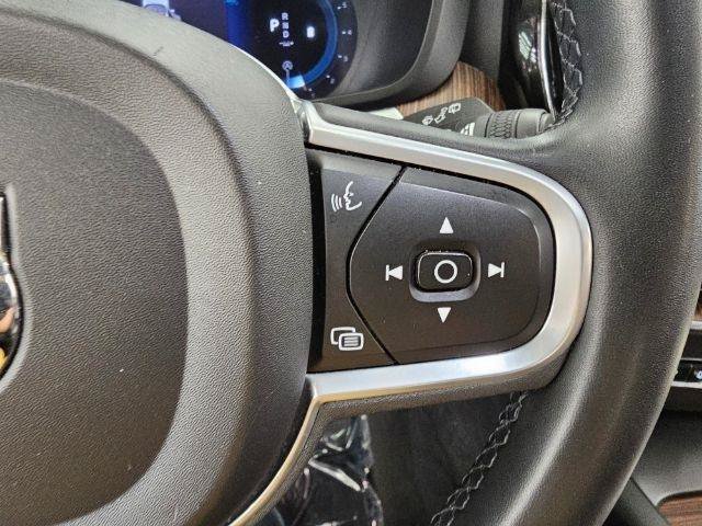 Used 2022 Volvo XC60 B5 Momentum w/ Climate Package AWD/4WD image 12
