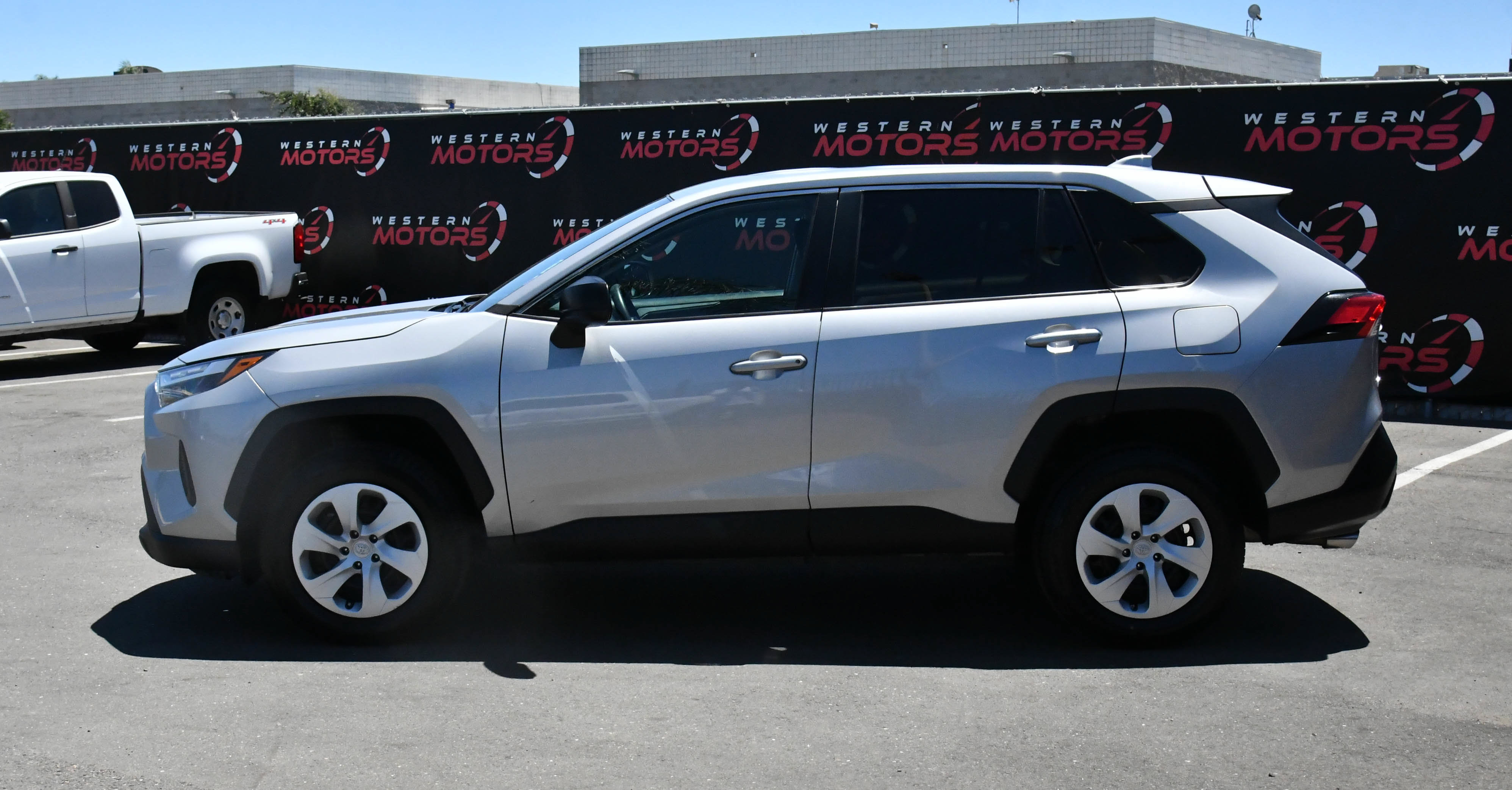 Used 2024 Toyota RAV4 LE AWD/4WD image 4
