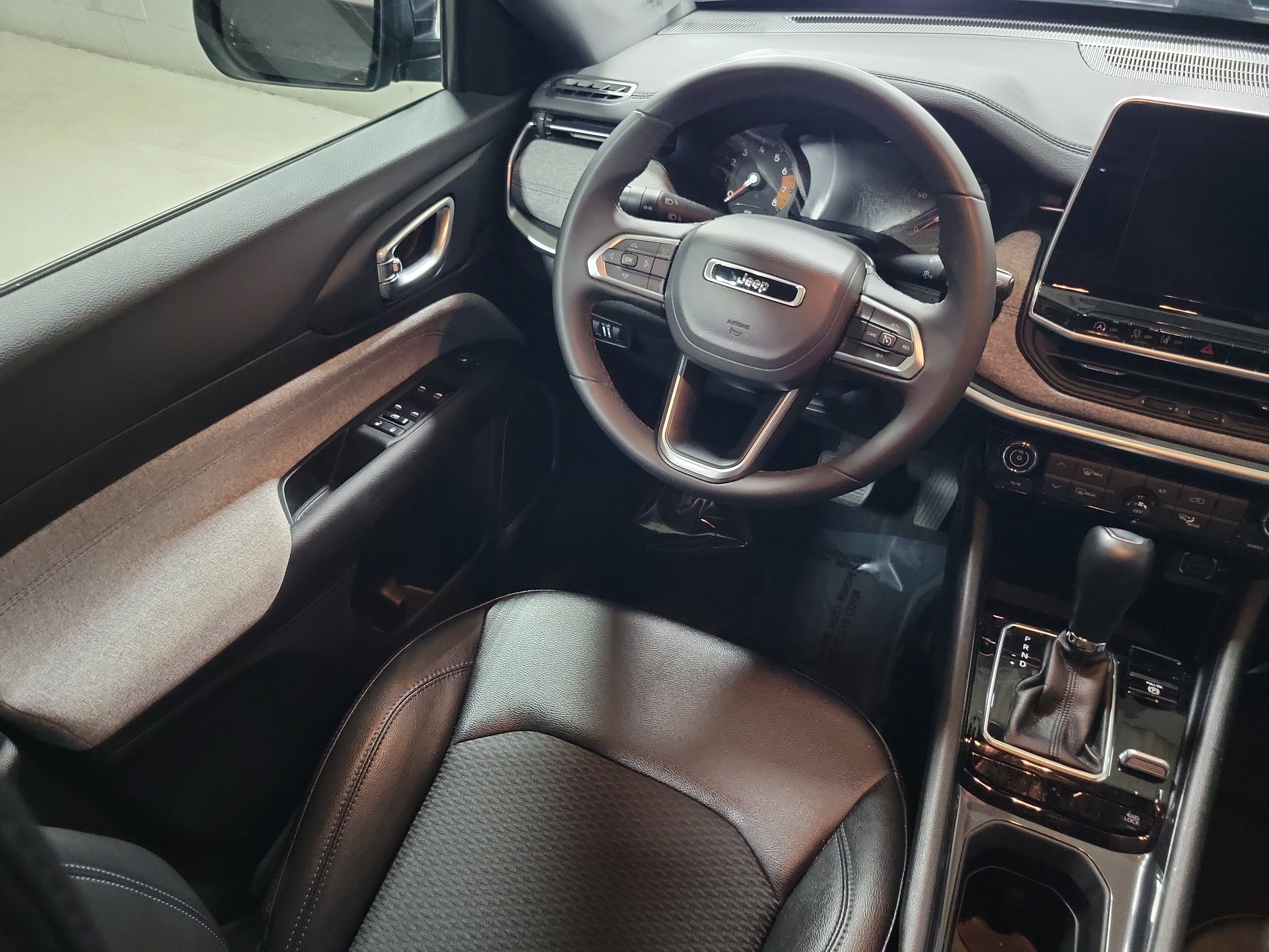 Used 2025 Jeep Compass Latitude image 17