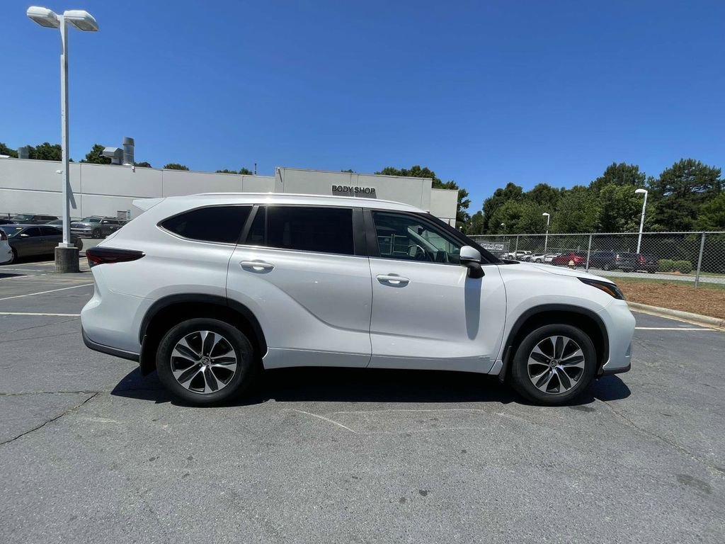 Used 2024 Toyota Highlander XLE AWD/4WD image 26
