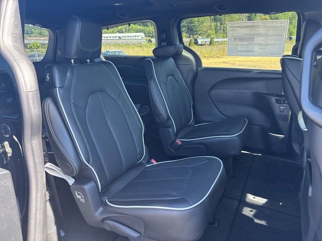 New 2025 Chrysler Pacifica Limited w/ Uconnect Theater Family Group image 7