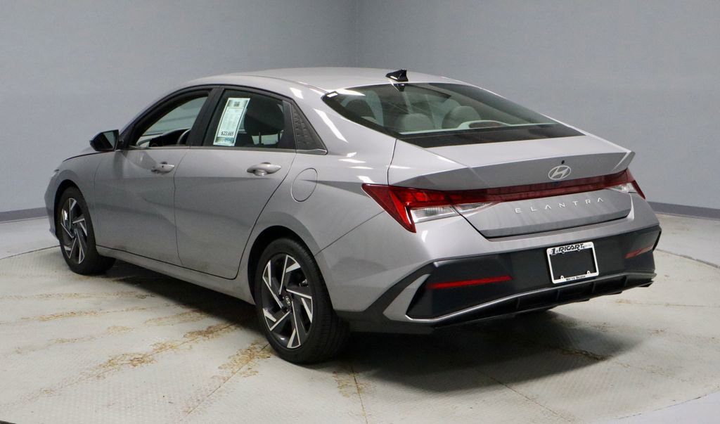 Certified 2025 Hyundai Elantra SEL image 11
