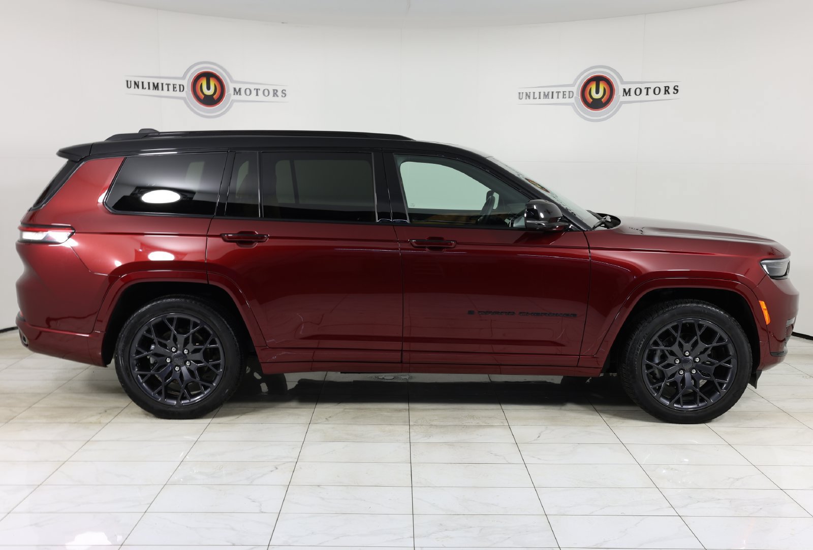 Used 2025 Jeep Grand Cherokee L Summit AWD/4WD image 2