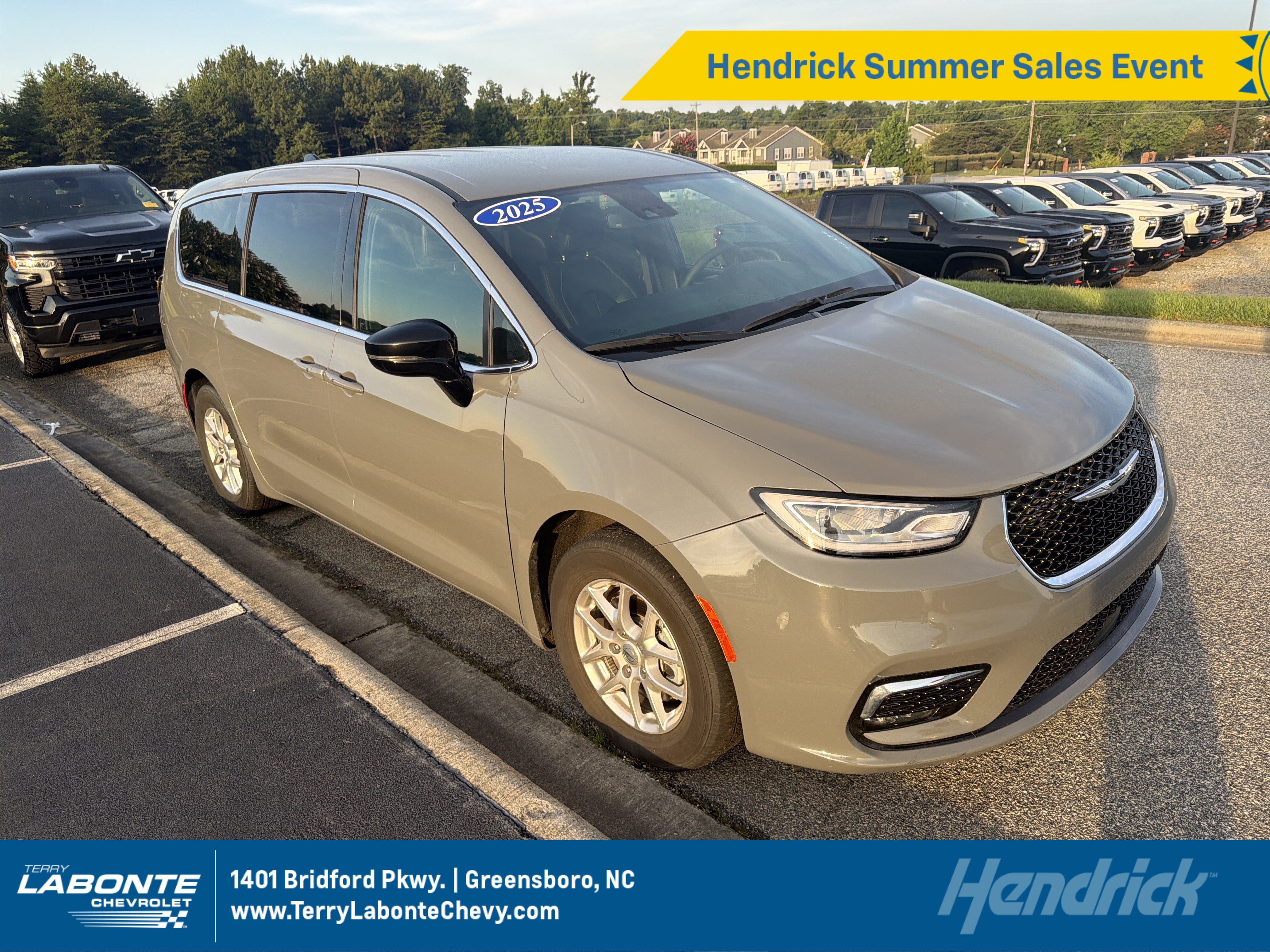 Used 2025 Chrysler Pacifica Select FWD image 1