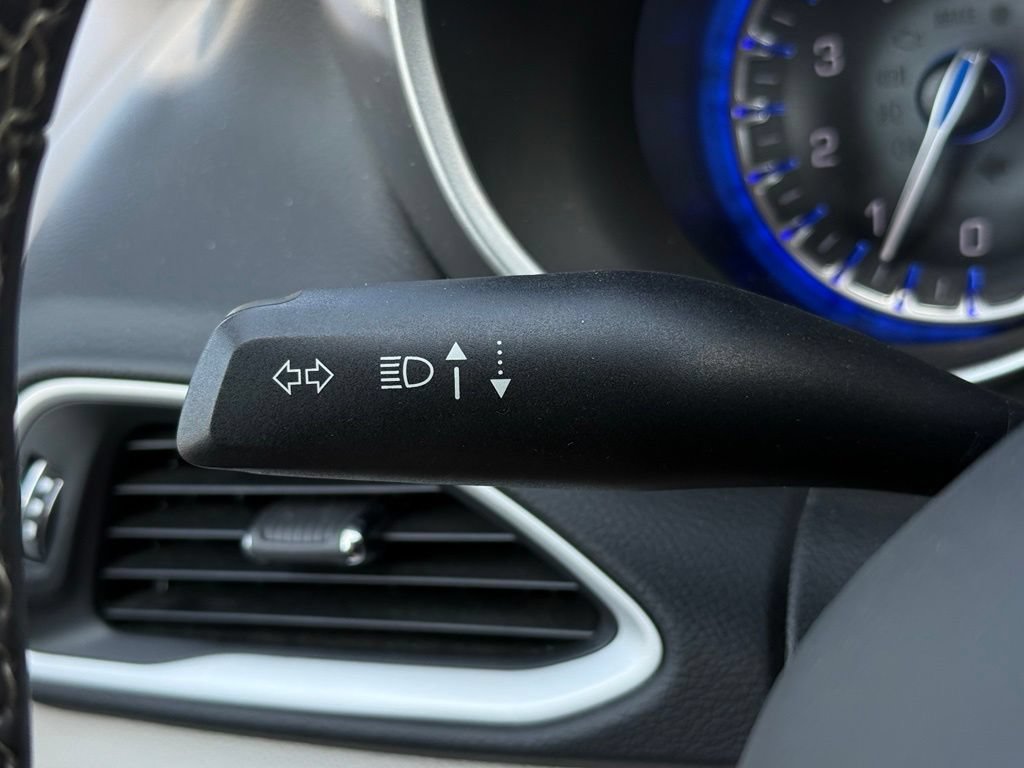 Used 2024 Chrysler Pacifica Touring-L FWD image 27