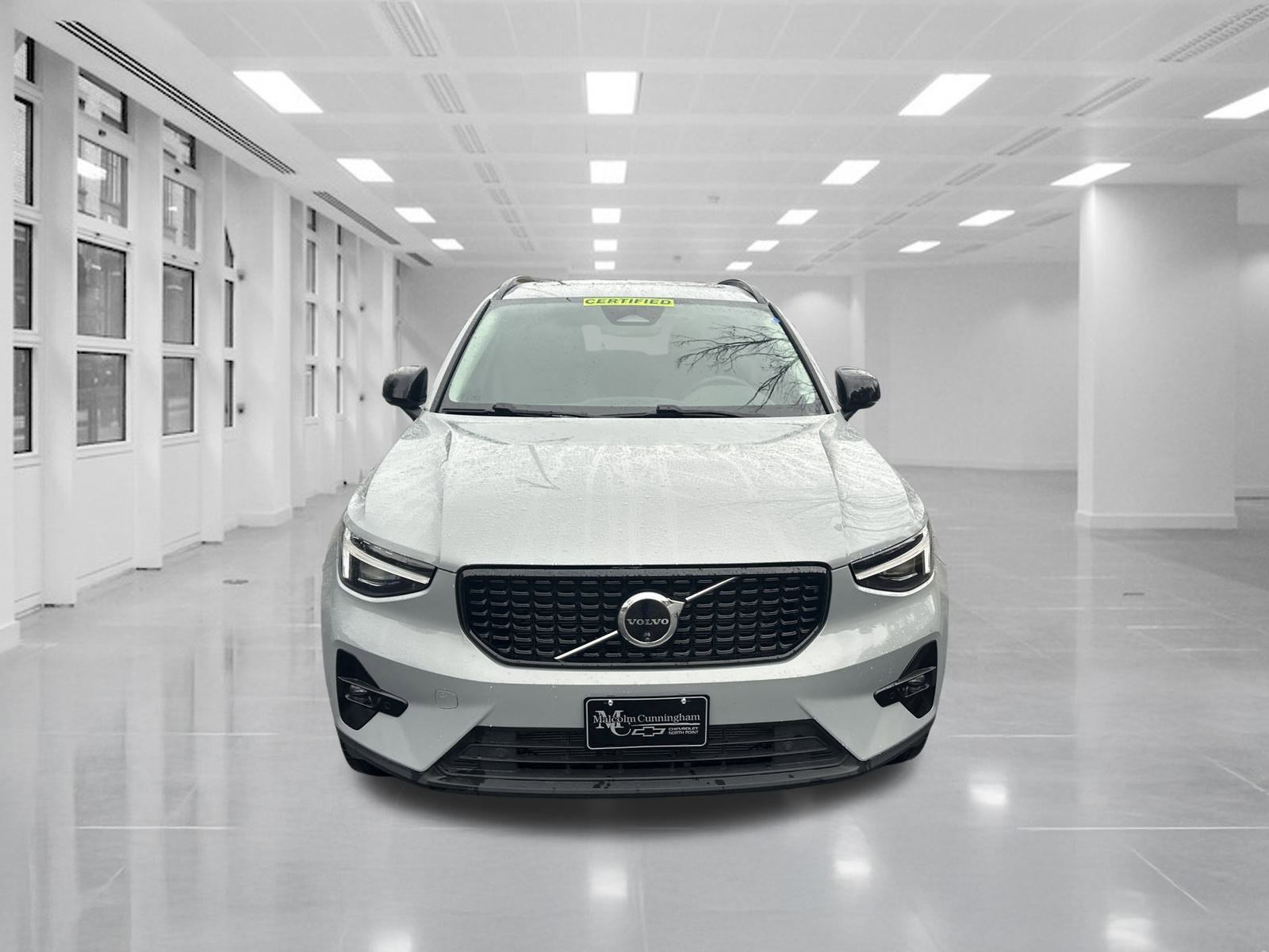 Used 2025 Volvo XC40 B5 Ultra image 2