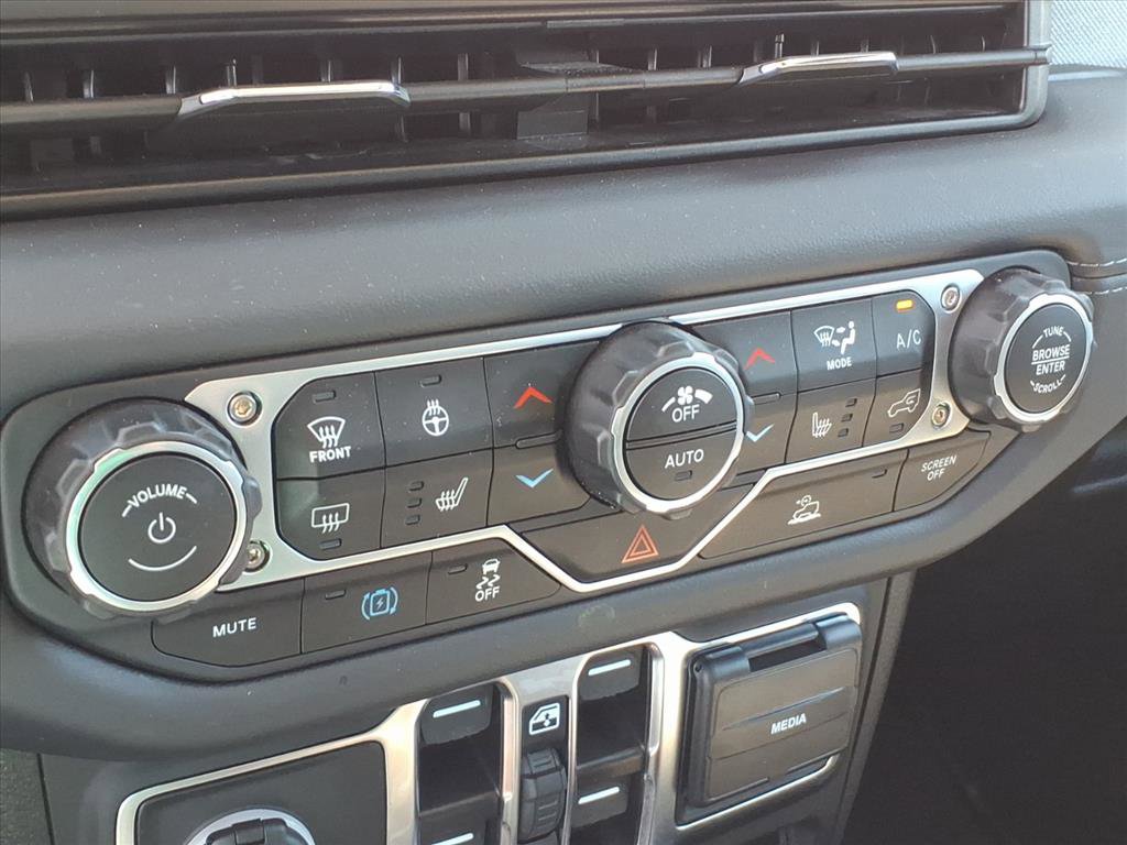Used 2025 Jeep Wrangler Unlimited Sahara AWD/4WD image 31
