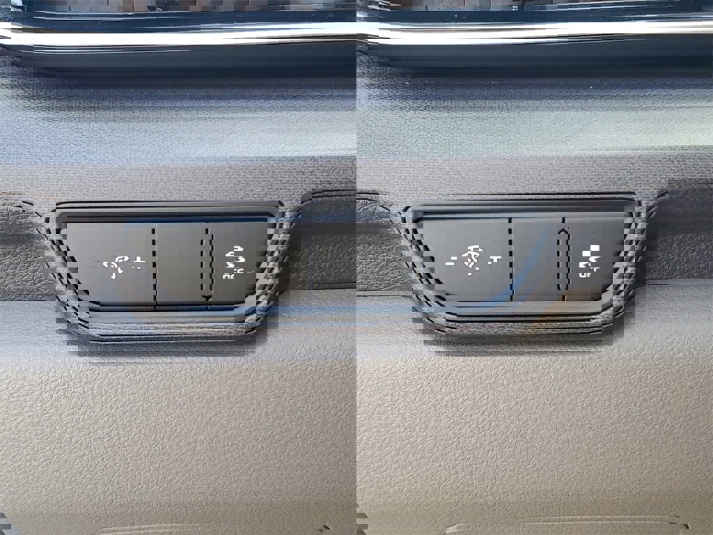 Used 2025 Kia Carnival EX image 19