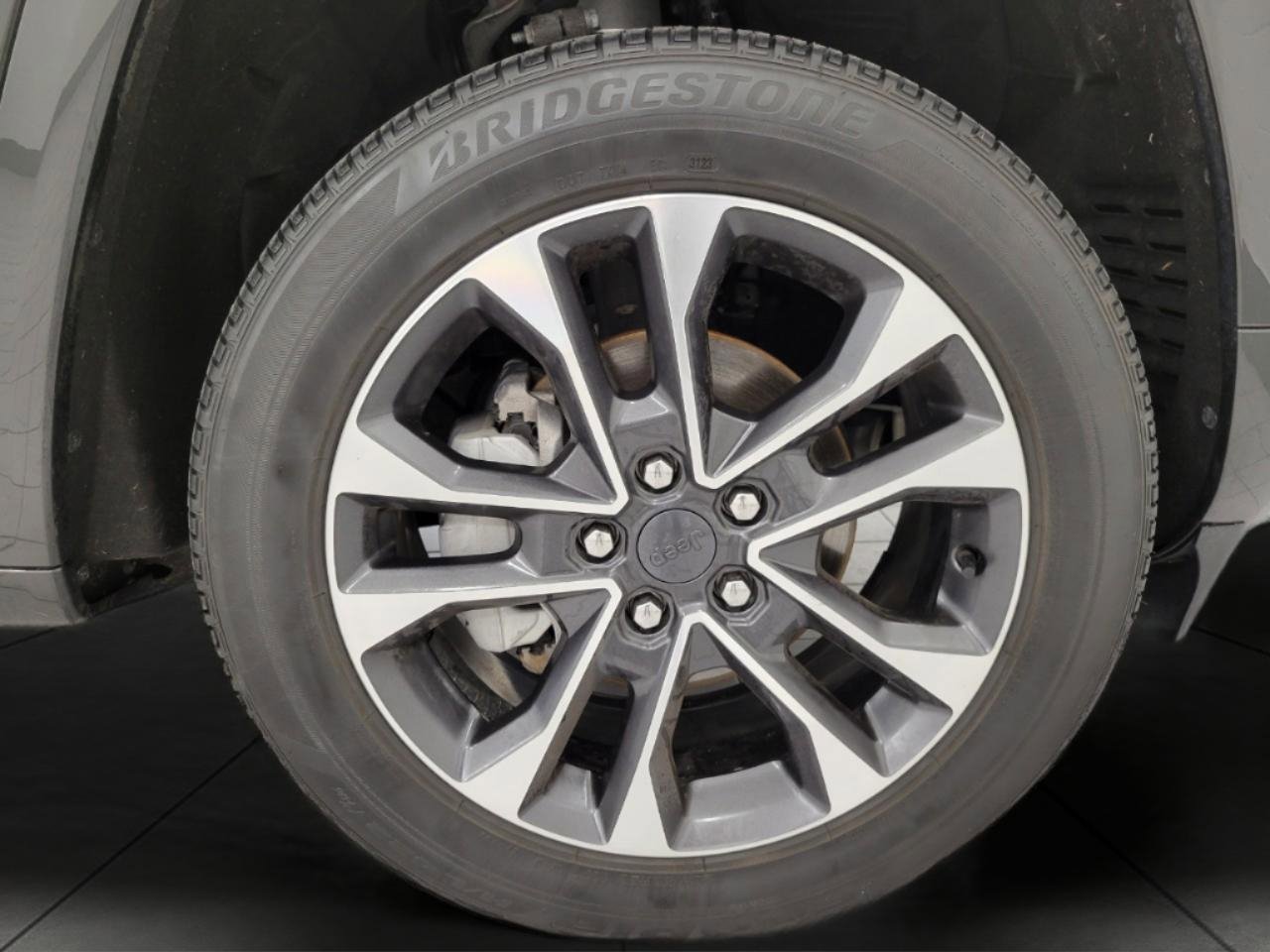 Used 2024 Jeep Grand Cherokee Overland w/ Luxury Tech Group IV AWD/4WD image 3