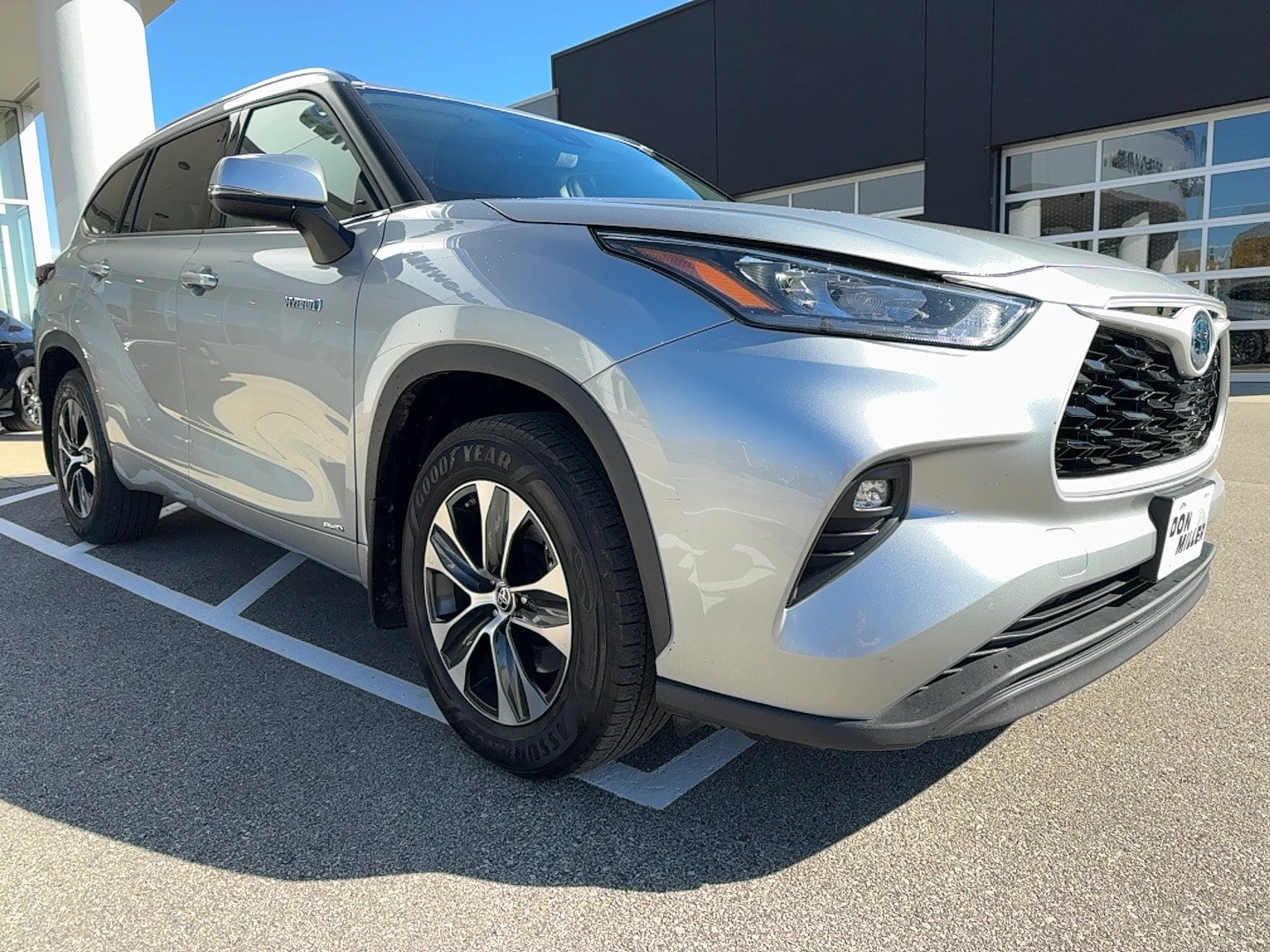 Used 2020 Toyota Highlander XLE AWD/4WD image 1