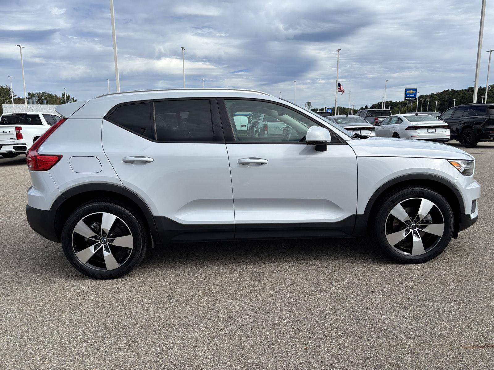 Used 2020 Volvo XC40 T5 Momentum w/ Protection Package Premier AWD/4WD image 6