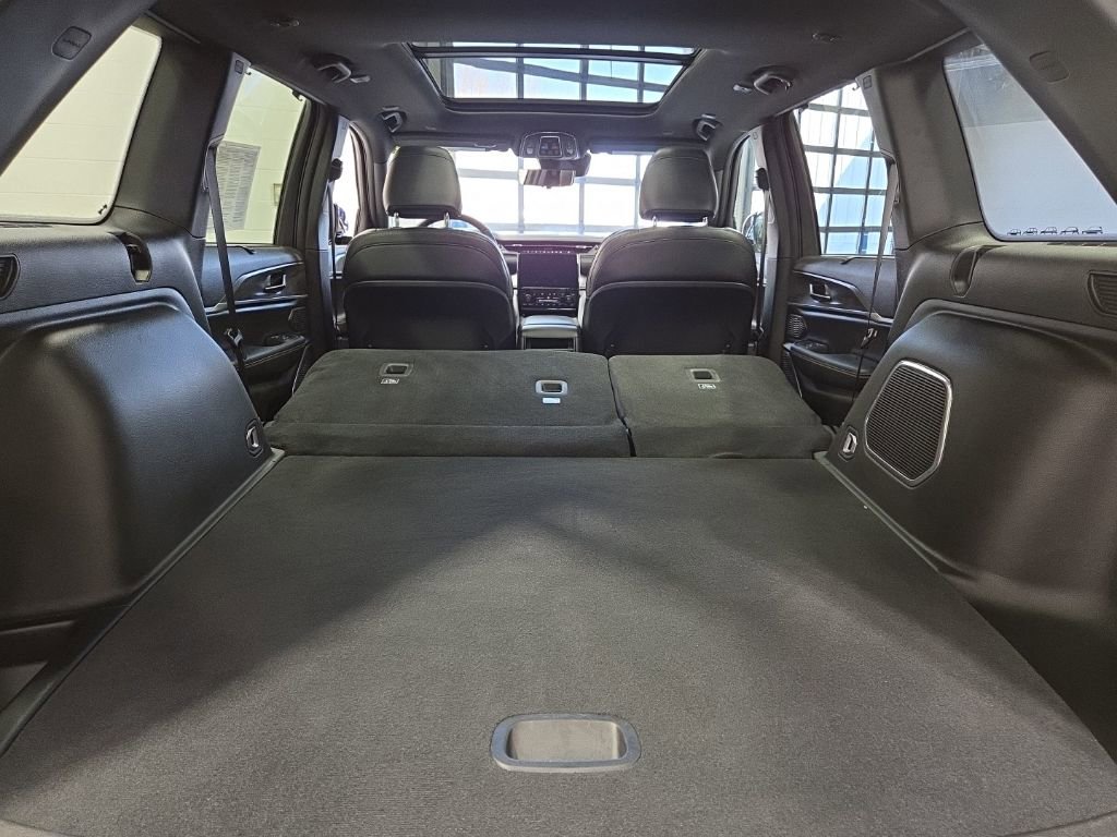 Used 2024 Jeep Grand Cherokee Limited w/ Luxury Tech Group II image 41