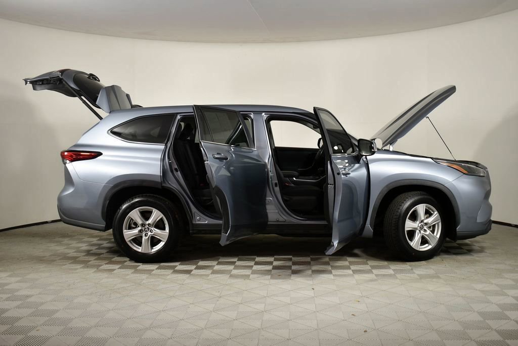 Used 2023 Toyota Highlander LE image 7