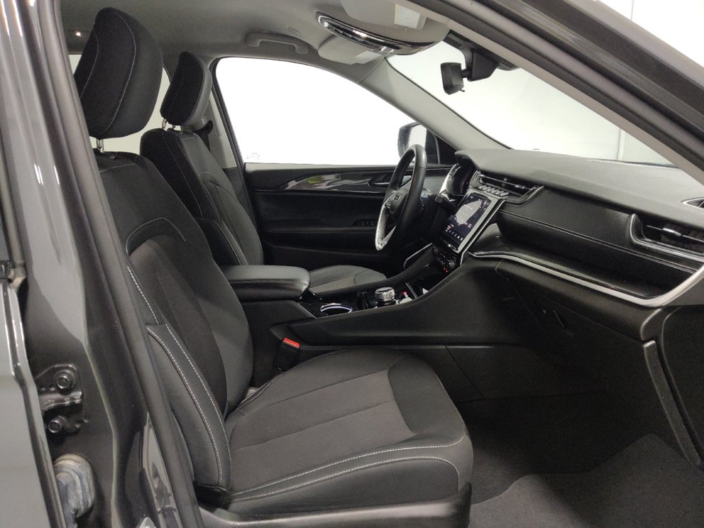 Used 2022 Jeep Grand Cherokee Laredo w/ Luxury Tech Group I AWD/4WD image 21