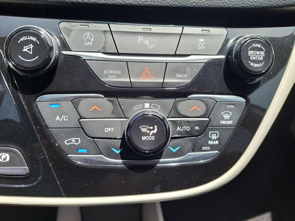 Used 2017 Chrysler Pacifica Touring-L FWD image 14