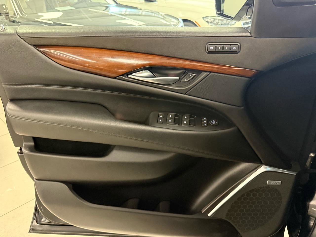 Used 2018 Cadillac Escalade Luxury AWD/4WD image 9
