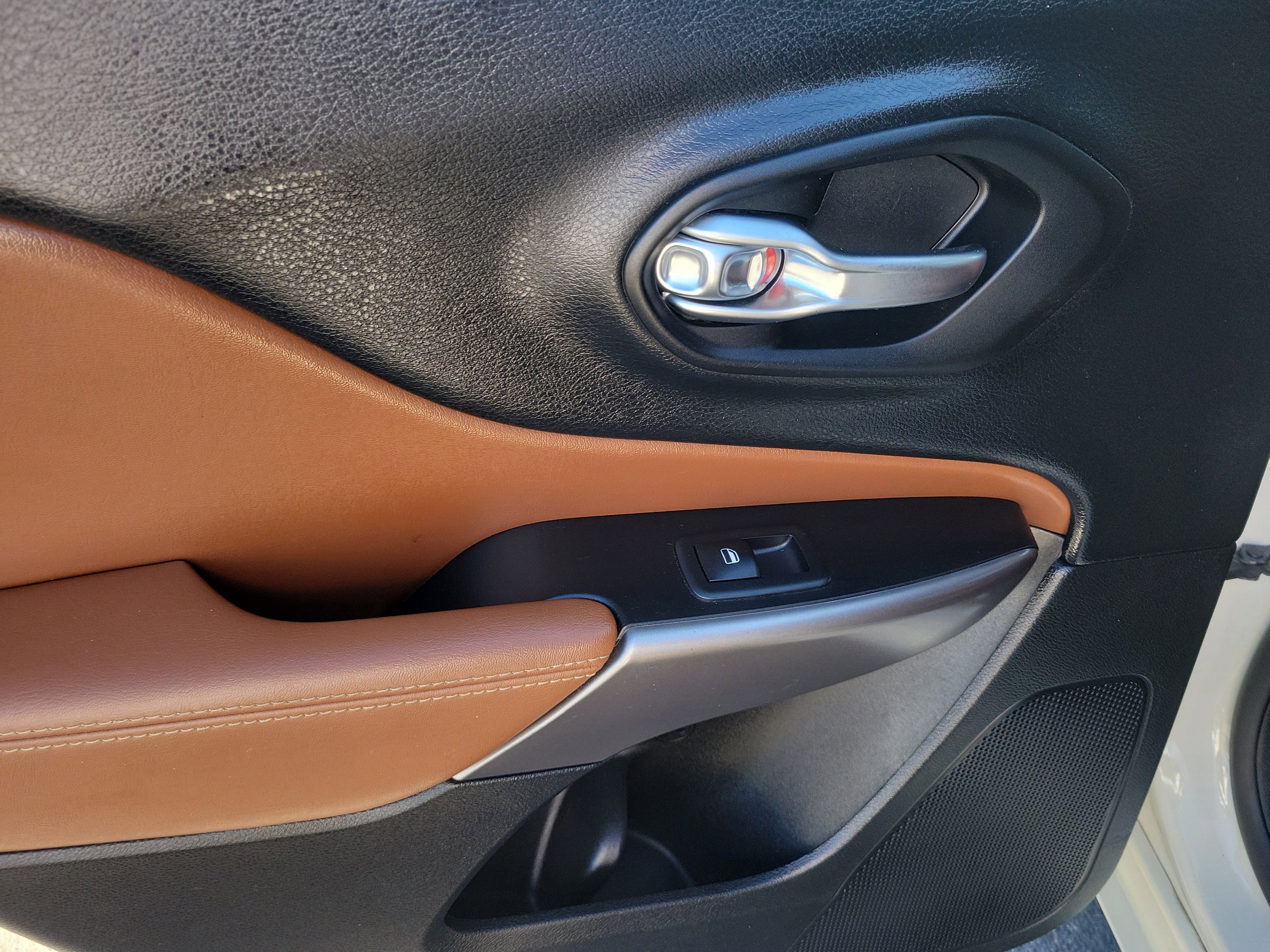 Used 2019 Jeep Cherokee Overland w/ Technology Group image 9