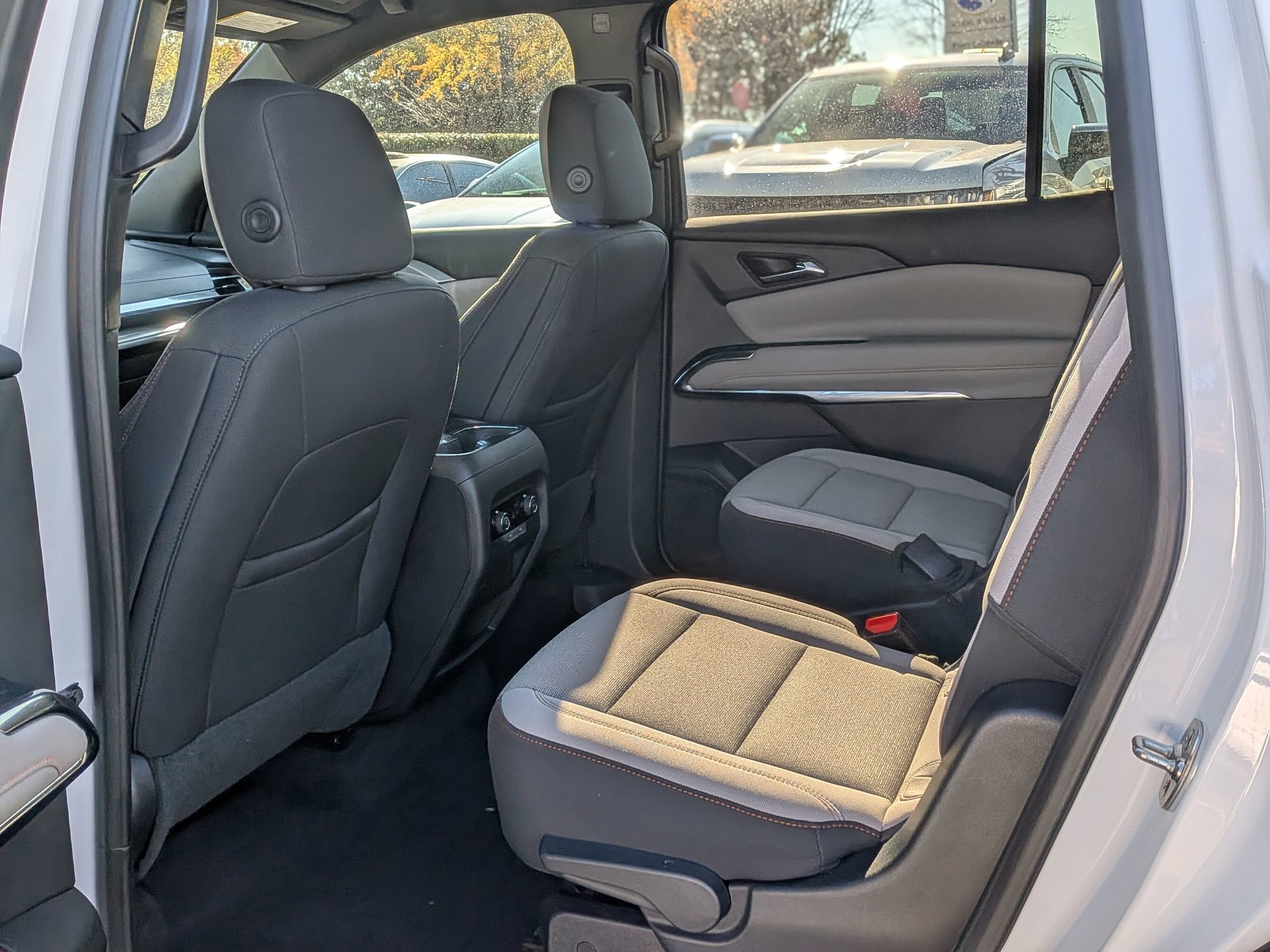 Used 2025 Chevrolet Traverse LT image 33