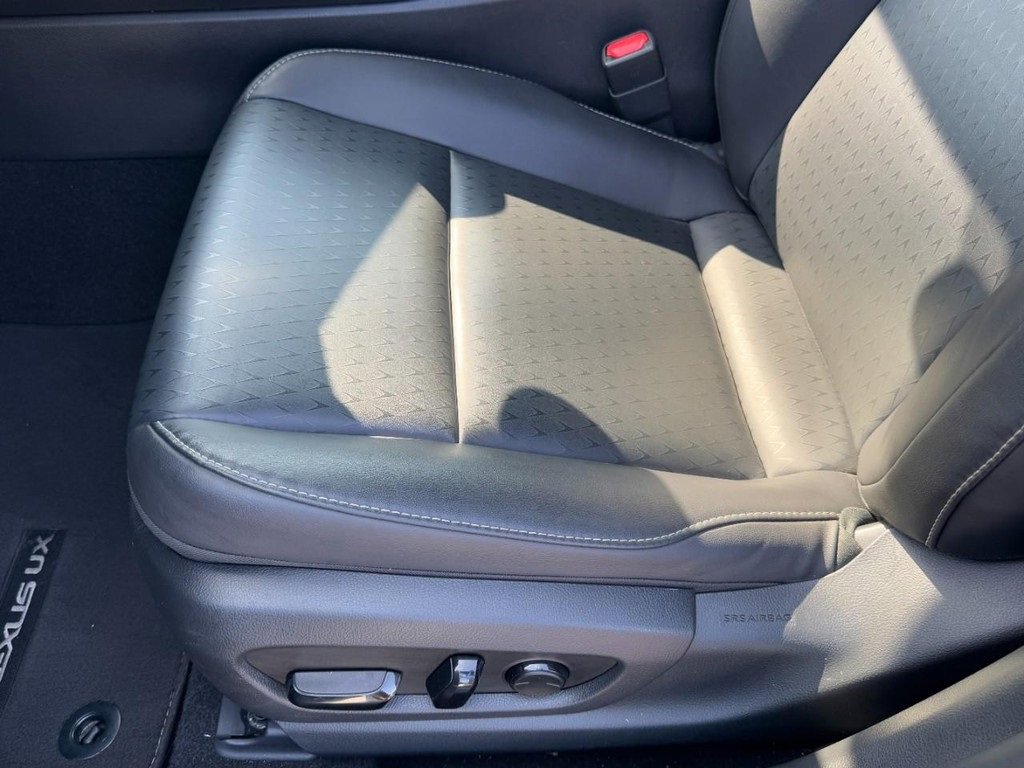 Used 2019 Lexus UX 200 image 14