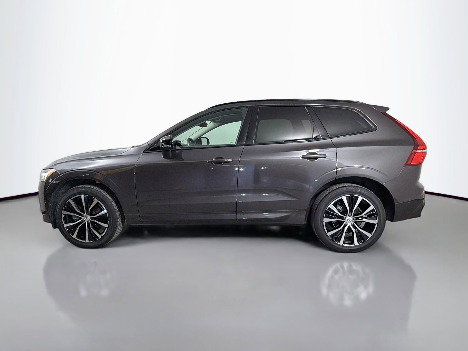 Certified 2023 Volvo XC60 B5 Plus FWD image 9