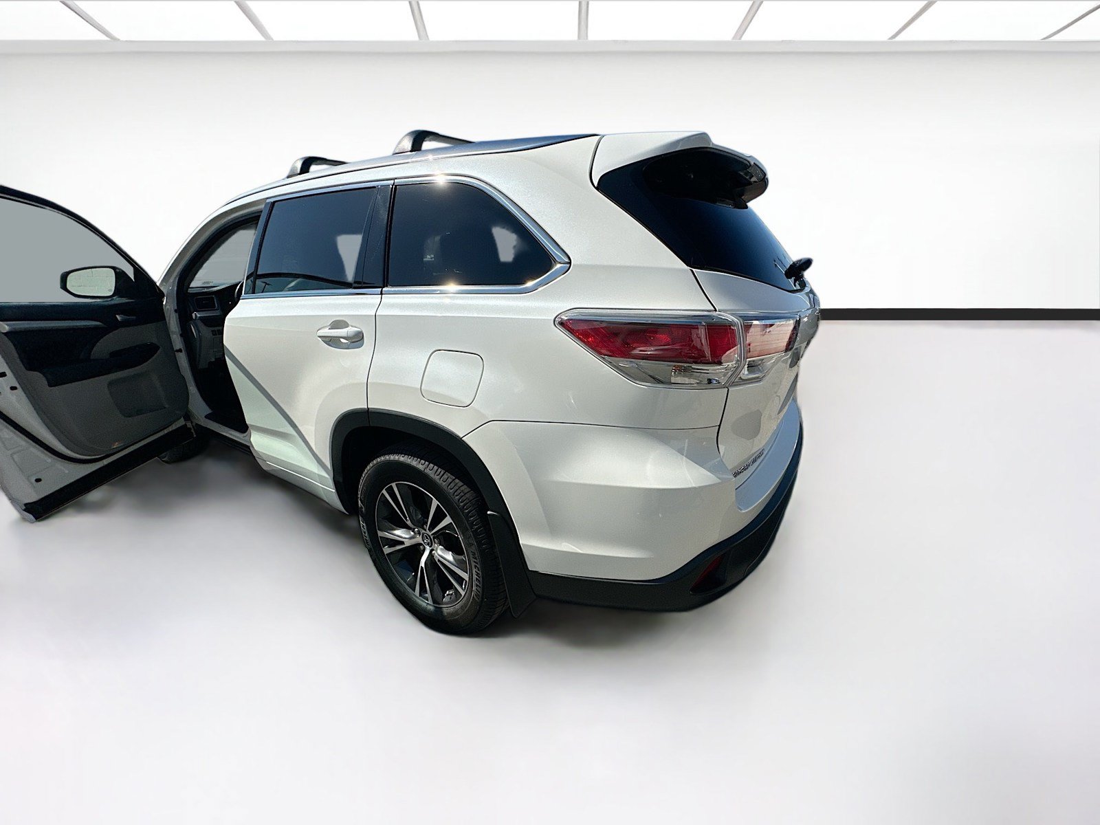Used 2016 Toyota Highlander XLE AWD/4WD image 6