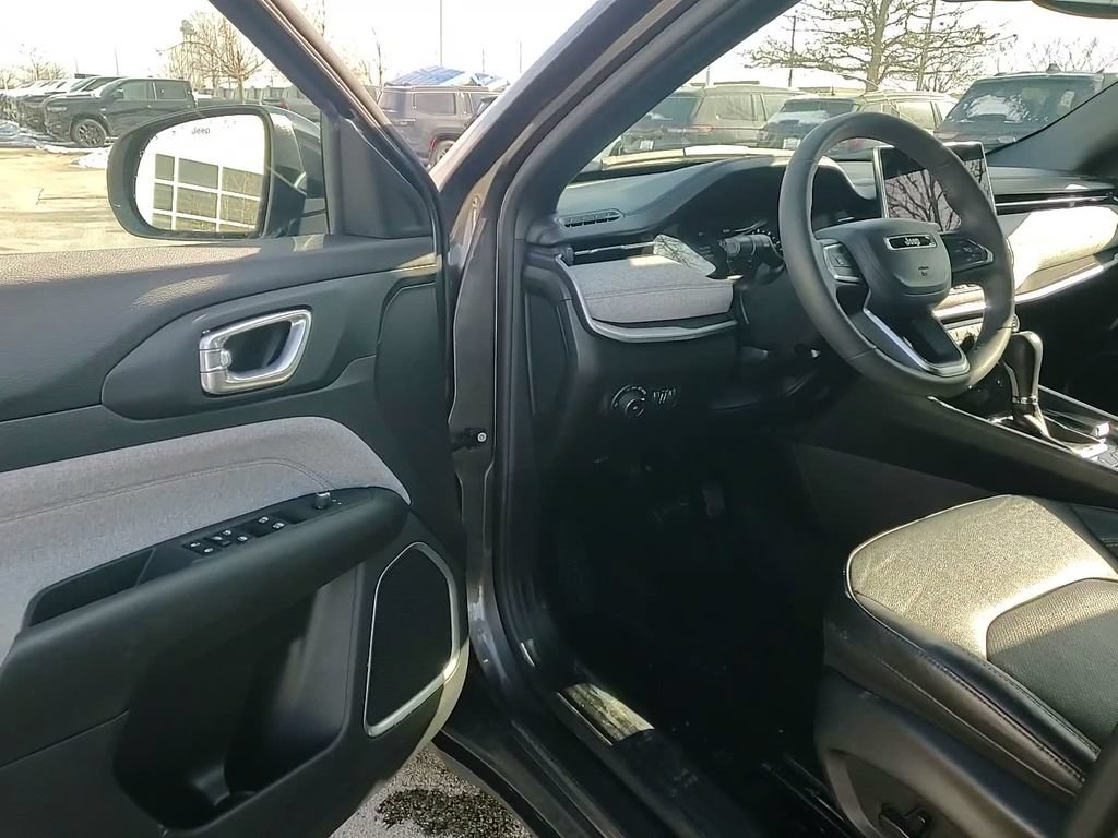 Used 2023 Jeep Compass Latitude AWD/4WD image 22