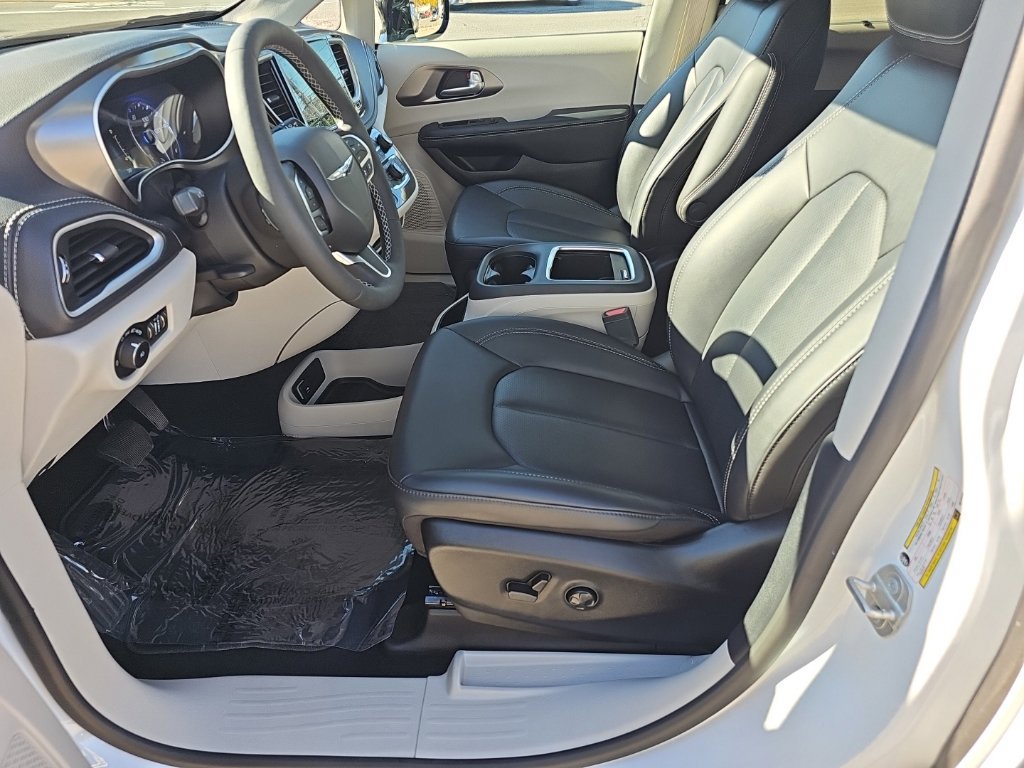 Certified 2024 Chrysler Pacifica Touring-L FWD image 14