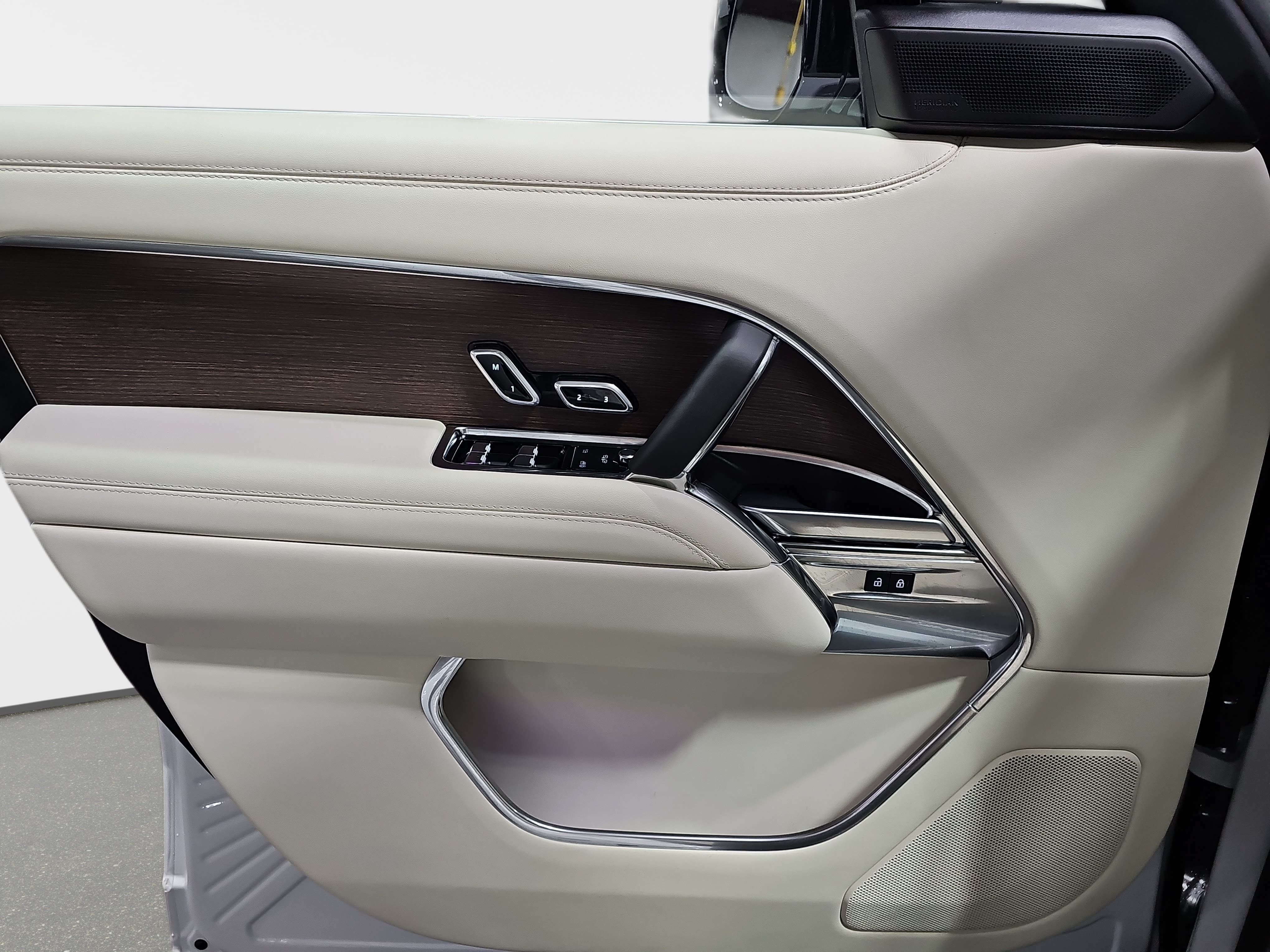 Used 2025 Land Rover Range Rover SE AWD/4WD image 29
