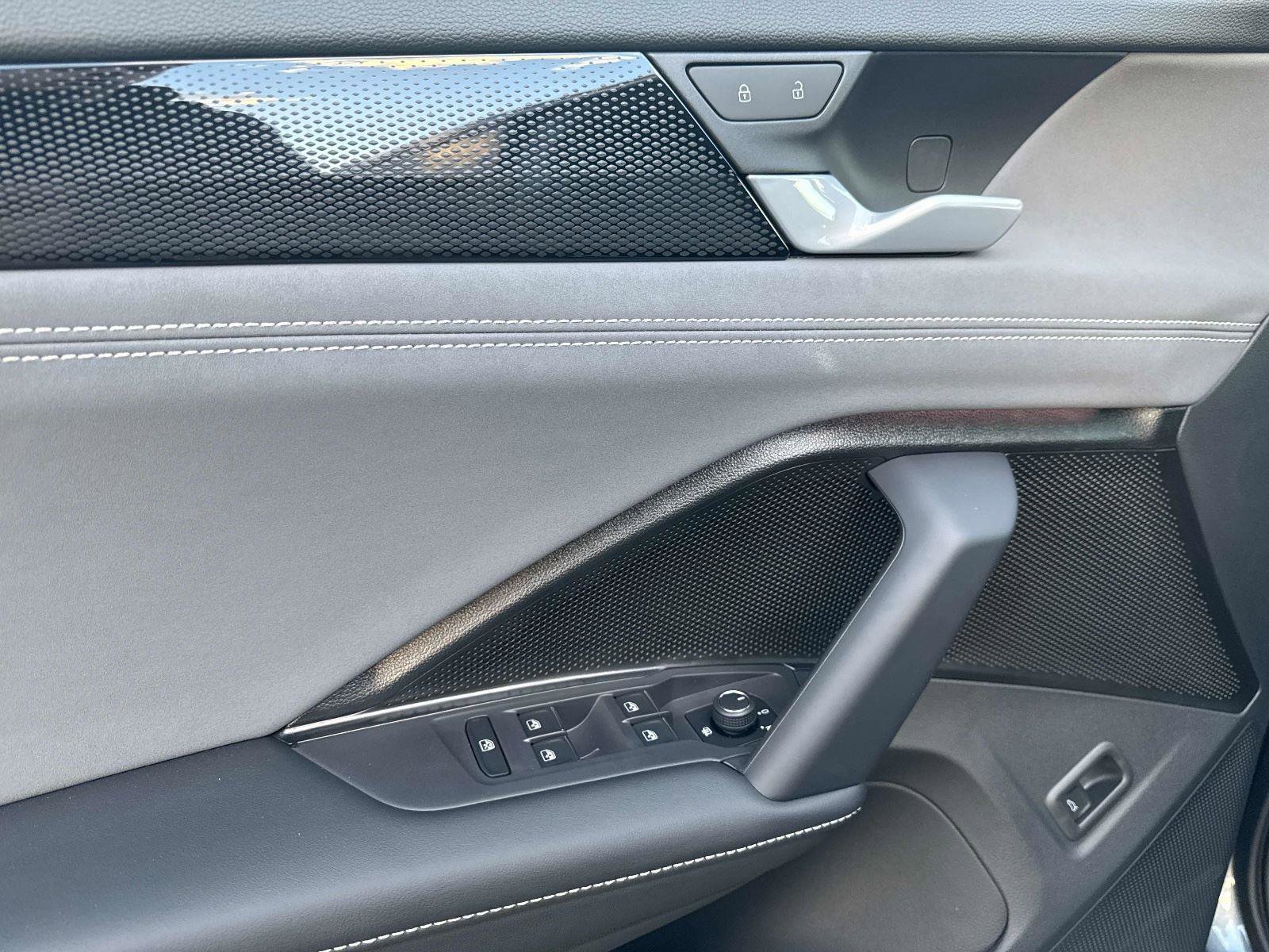 New 2026 Volkswagen Tiguan SE R-Line image 18