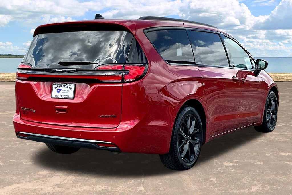 Used 2025 Chrysler Pacifica Limited image 8