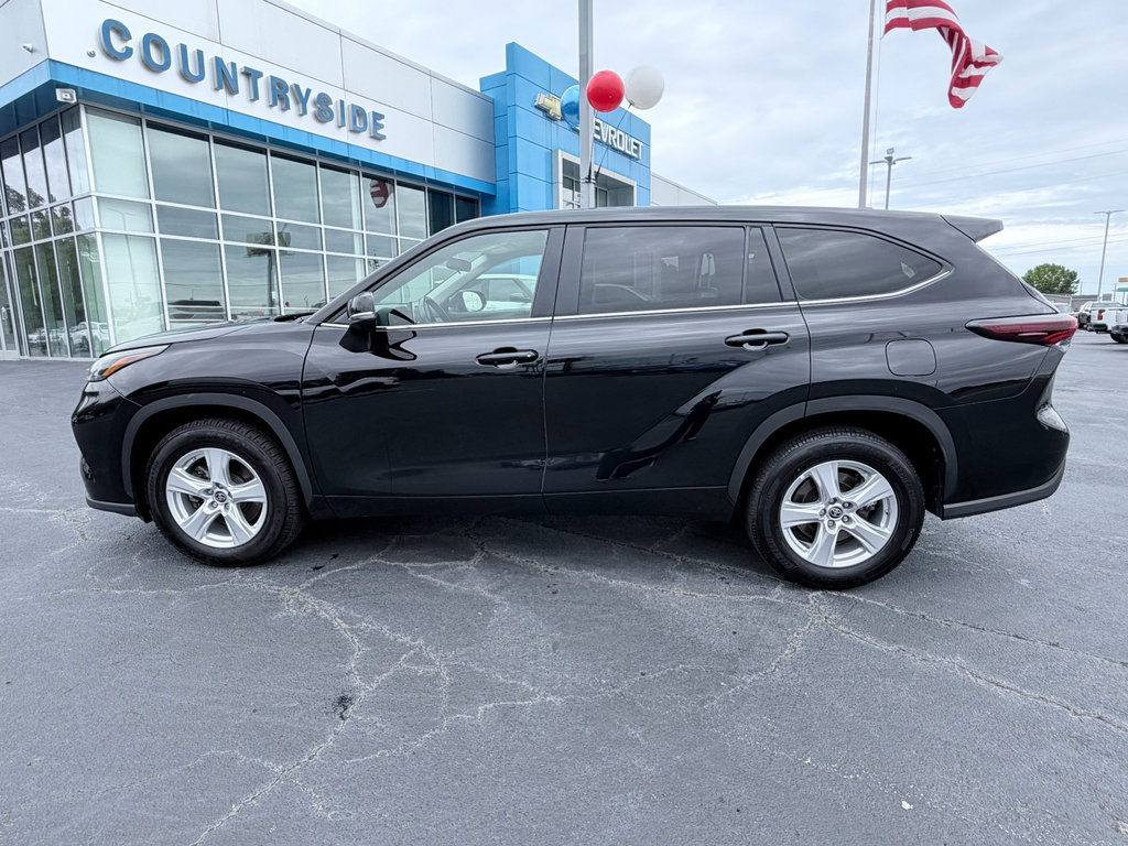 Used 2025 Toyota Highlander LE FWD image 5
